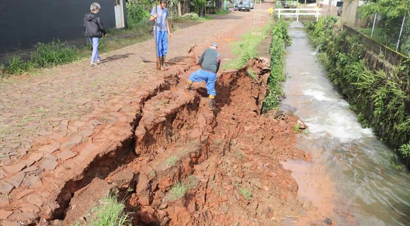 Barranco desmorona às margens do Rio Cedro