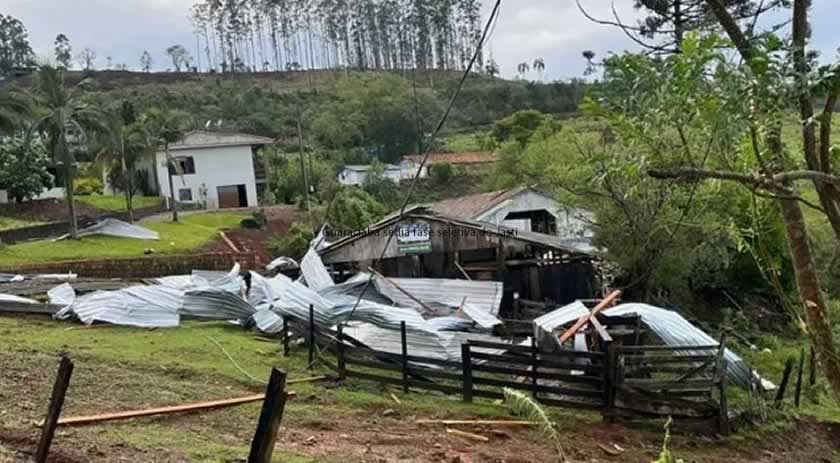 Tornado foi a causa de estragos no Oeste de SC, afirma Defesa Civil