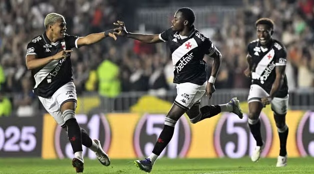 Em jogo com paralisação e chuva de gols, Vasco goleia o Inter e encerra sequência de derrotas