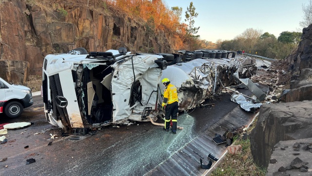 Condutor fica ferido após caminhão leiteiro capotar na BR-282