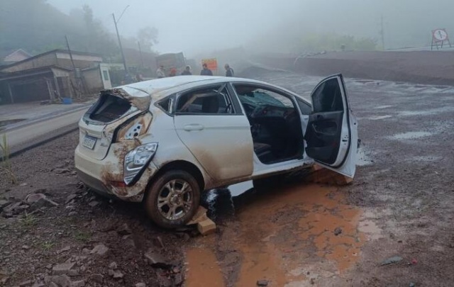 Carro sai da pista e cai em barranco na BR-163, três pessoas são socorridas
