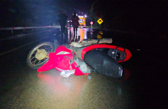 Motociclista atropela ciclistas e morre arrastado por carro em rodovia