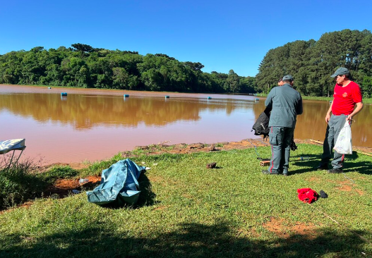 Adolescente sente câimbra ao nadar e morre afogado em represa