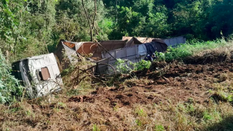 Carreta despenca em barranco de 10 metros na BR-282 e deixa vítimas
