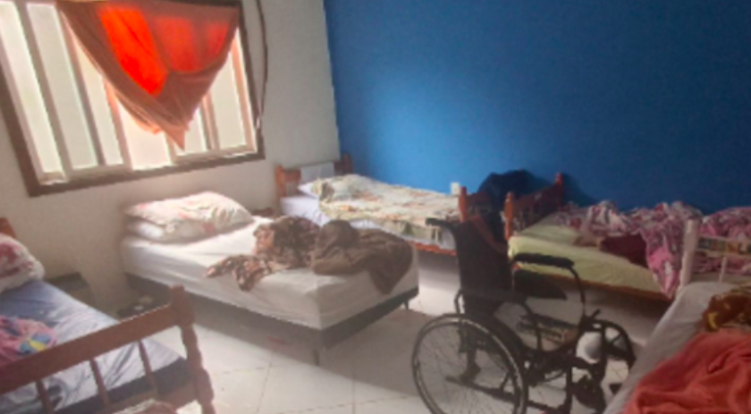 Idosa é hospitalizada e dois lares clandestinos são interditados por maus-tratos