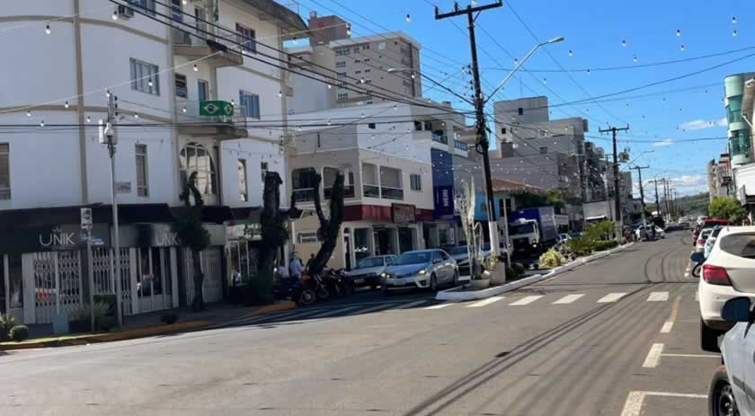 Empresas fecham e promovem manifestação em prol da democracia