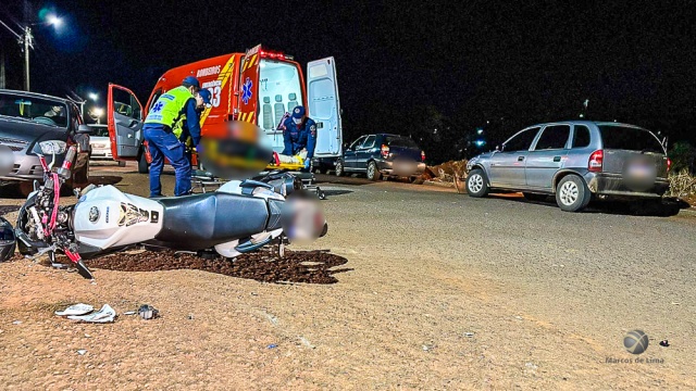 Motociclista é resgatada com fratura em uma das pernas após colisão