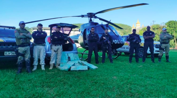 Carro é abordado, motorista foge e polícia acha 210 kg de maconha em SC