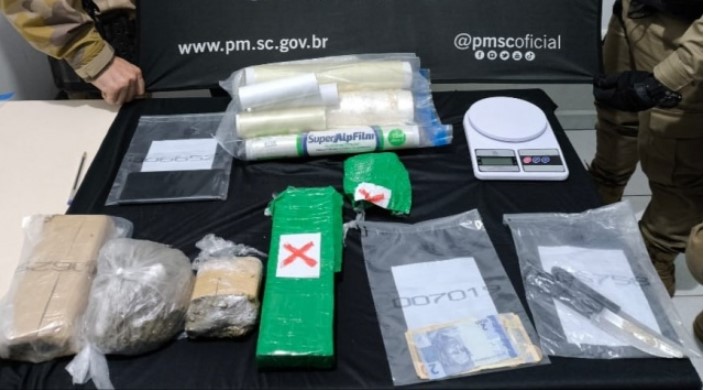 Em liberdade temporária, homens são presos por tráfico de drogas após tentar fugir da PM