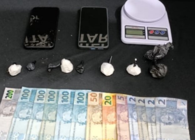 Polícia Militar apreende cocaína, dinheiro e balança de precisão