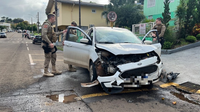 Foragido da Justiça é preso após furtar carro e colidir com viatura da PM