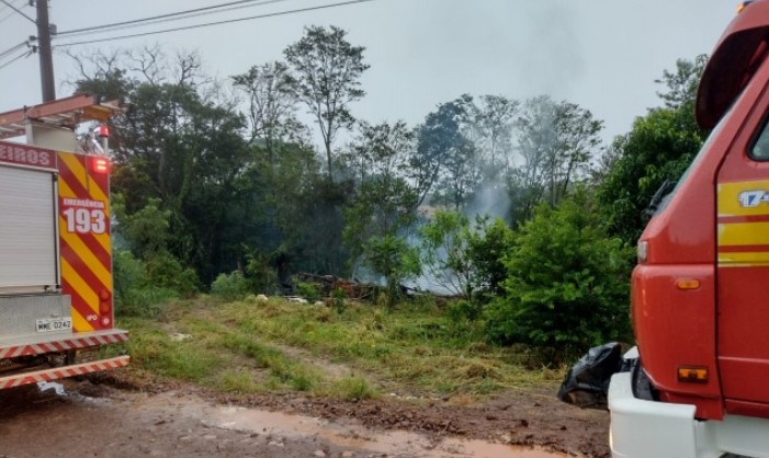 Bombeiros combatem incêndio em Galpão no interior