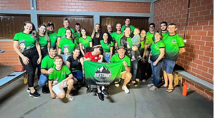 Bike Tunas entrega ação solidária para Yuri Follmann