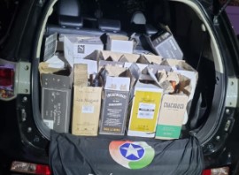 Veículos com 229 garrafas de bebidas são apreendidos por descaminho