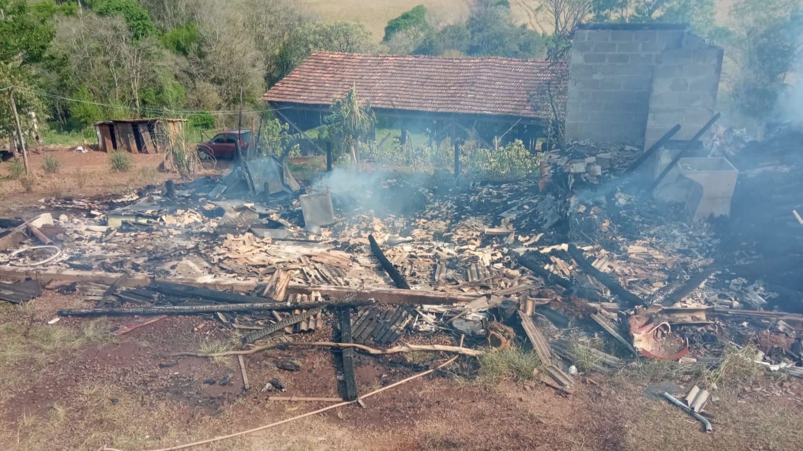 Residência fica destruída após incêndio no interior