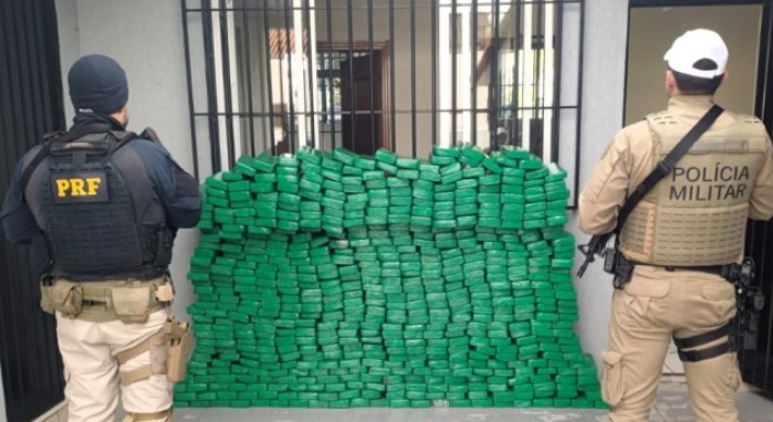 Ação conjunta da PRF e PMRv intercepta carro transportando 680 kg de maconha na região