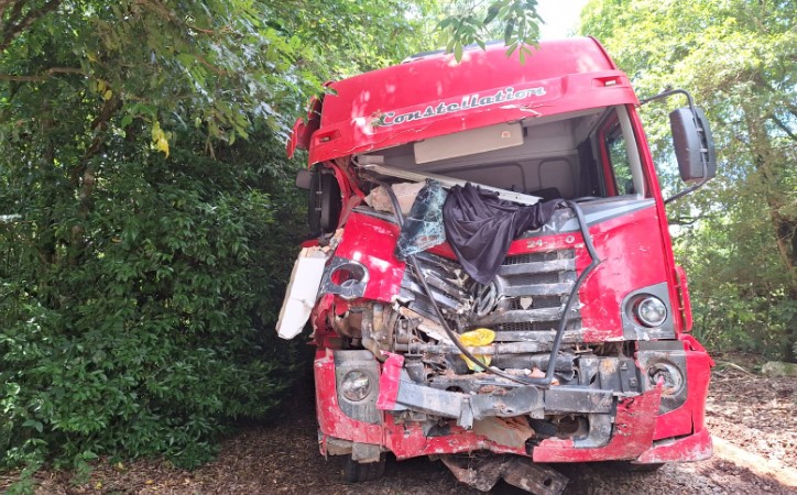 Caminhão sem freio invade cemitério após sair da pista na SC-155