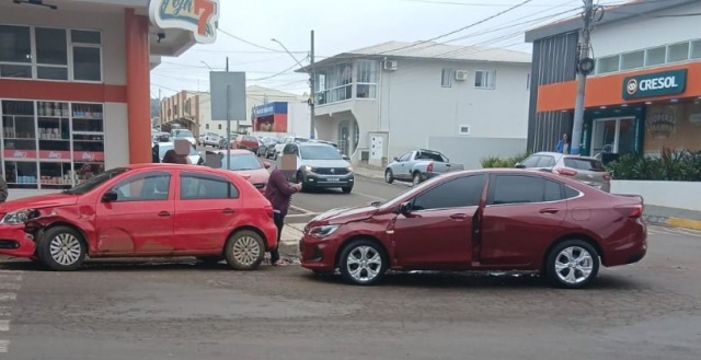 Dois acidentes são registrados em intervalo de meia hora no mesmo cruzamento
