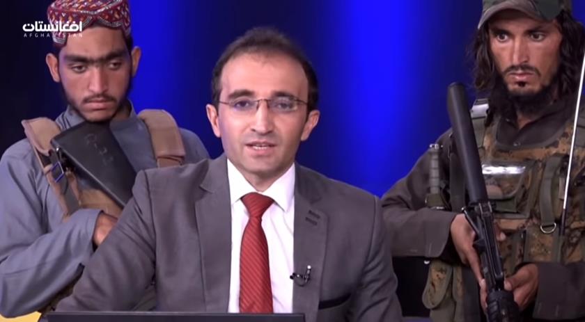 TV afegã transmite entrevista com comandante talibã e mais sete homens armados no estúdio