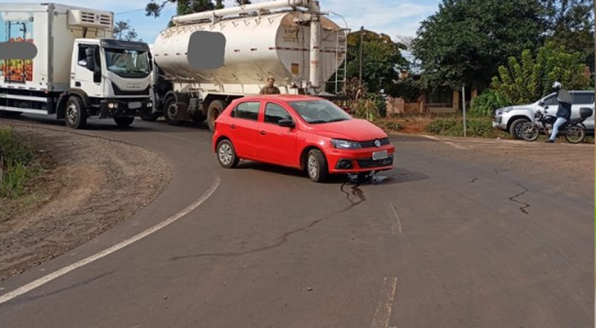 Idoso é encaminhado ao hospital após acidente entre caminhão e veículo de passeio