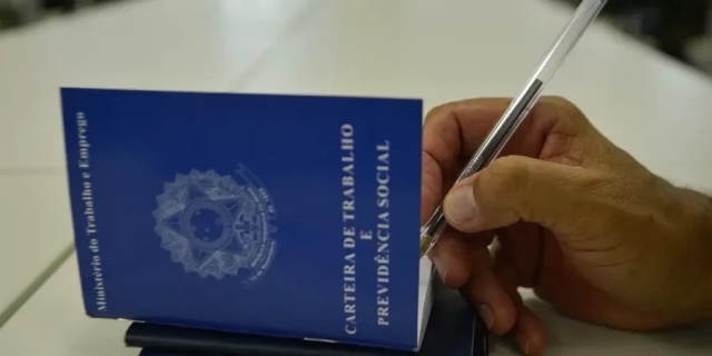 Taxa de desemprego fica em 7,6% no trimestre até janeiro, afirma IBGE