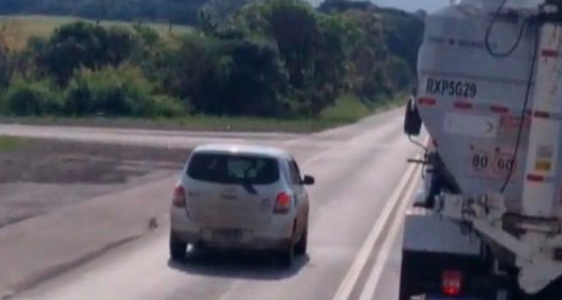 Caminhoneiro flagra carro do Detran de SC cometendo infração gravíssima