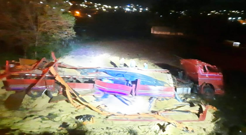 Caminhoneiro é resgatado após capotamento na "Curva da Morte"