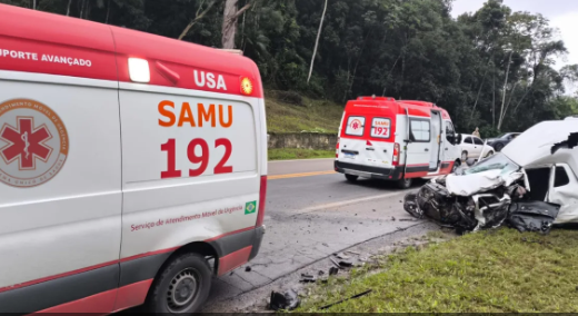 Homem fica gravemente ferido após acidente entre carro e caminhão na BR-470