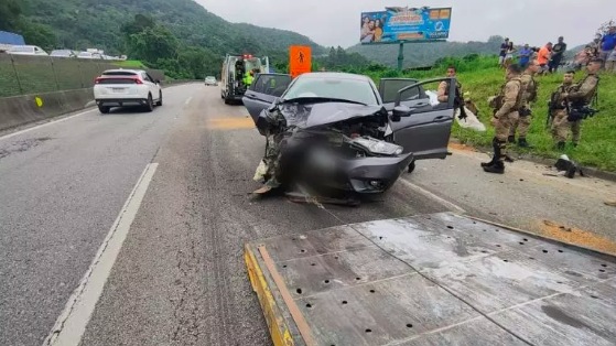 Homem furta carro da esposa do patrão e se envolve em dois acidentes durante fuga em SC