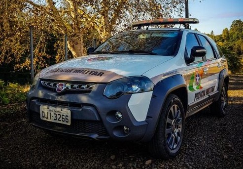Ladrão arromba carro e furta dinheiro de rifa