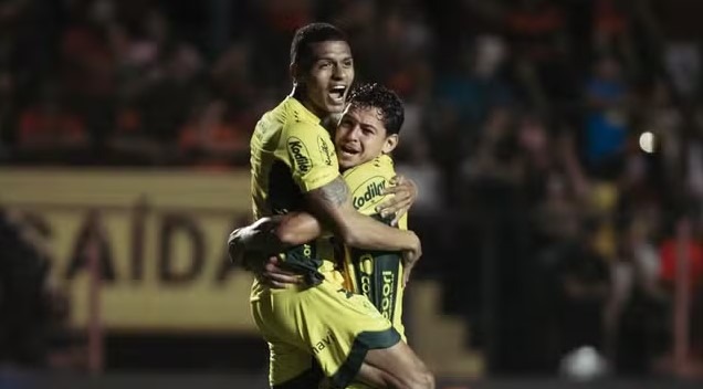 Com um a mais, Mirassol vence o Sport fora de casa e encosta no Cruzeiro