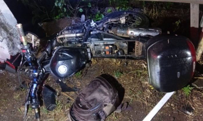 Motociclista cai de ponte após colisão e é resgatado em área de difícil acesso