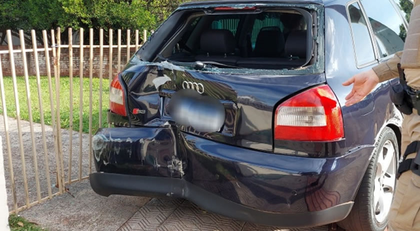 Desgovernado, carro de passeio anda quase 200 metros e atinge muro de residência