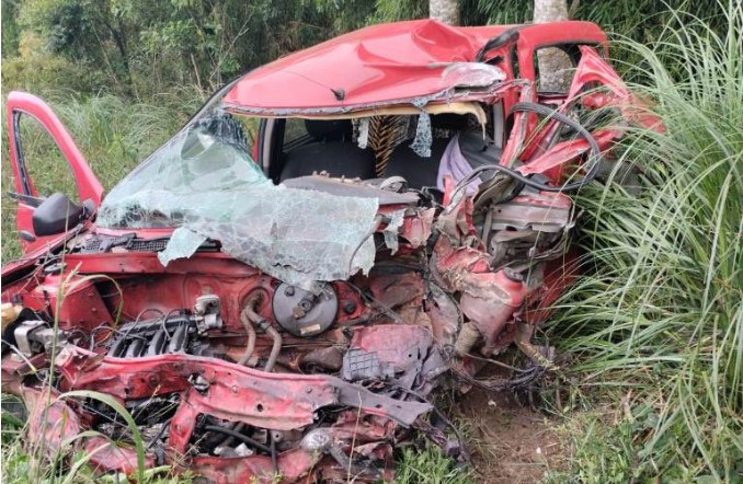 Motorista morre em acidente entre automóvel e bitrem na BR-470