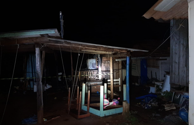 Incêndio destrói residência, mas Corpo de Bombeiros evita que fogo se espalhe