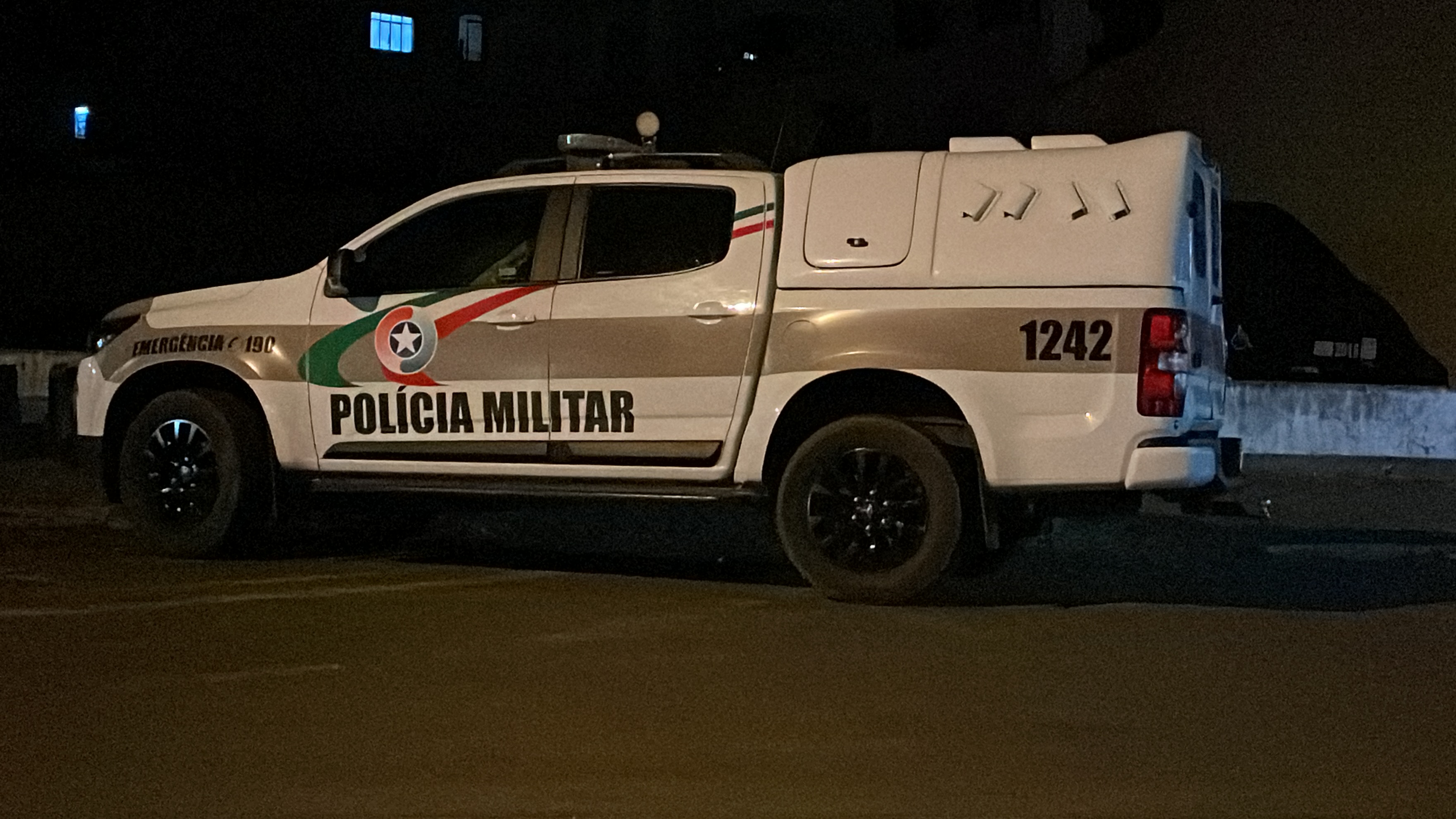 Mulher quebra janela de residência durante discussão