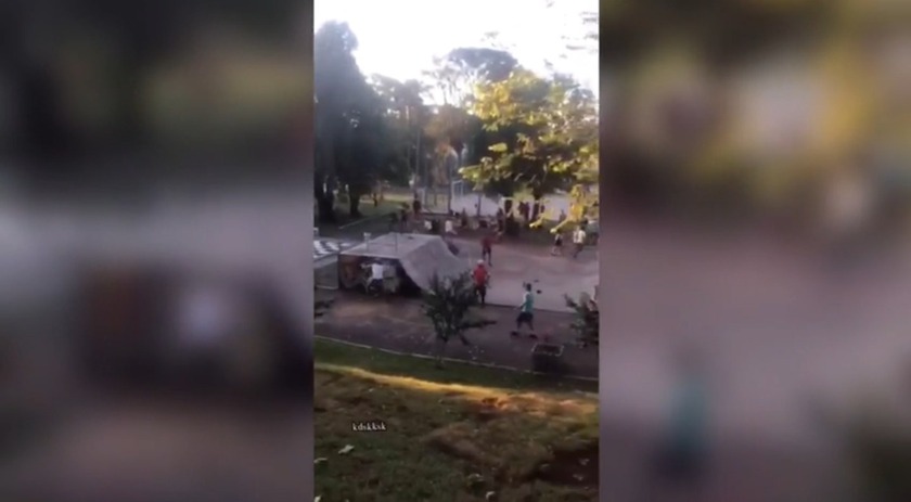 Briga generalizada entre venezuelanos e brasileiros causa transtornos na Praça Belarmino Annoni, no centro