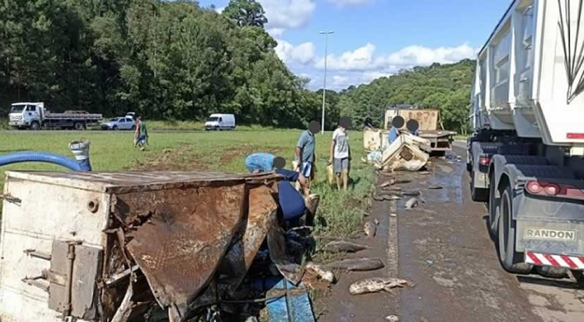 Carga é saqueada após acidente entre carro e carreta no Oeste de SC