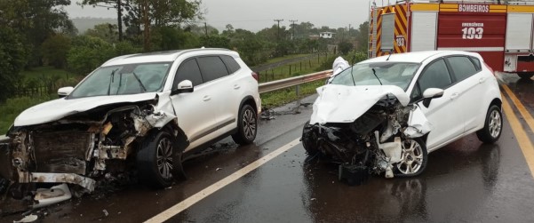 Caminhão e dois carros se envolvem em colisão na BR-282