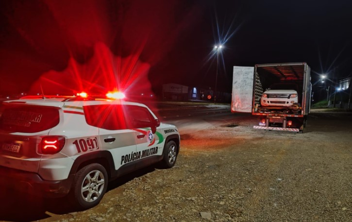 Homem é preso com caminhonete furtada escondida em baú de caminhão no Oeste