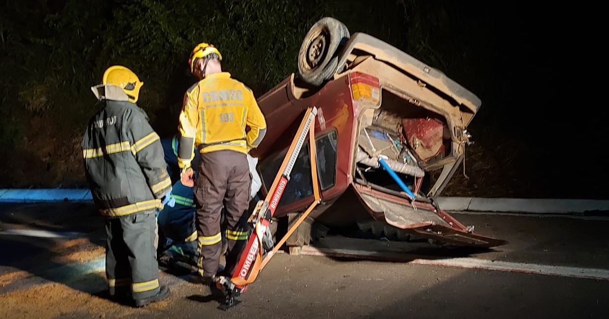 Motorista morre após carro capotar na BR-282
