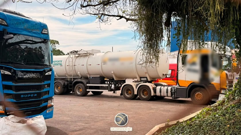 Motorista é resgatado após sofrer queda de caminhão