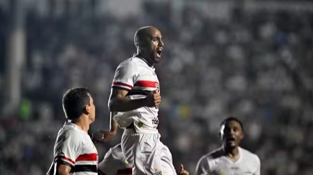 São Paulo vence em São Januário e ultrapassa o Vasco na tabela
