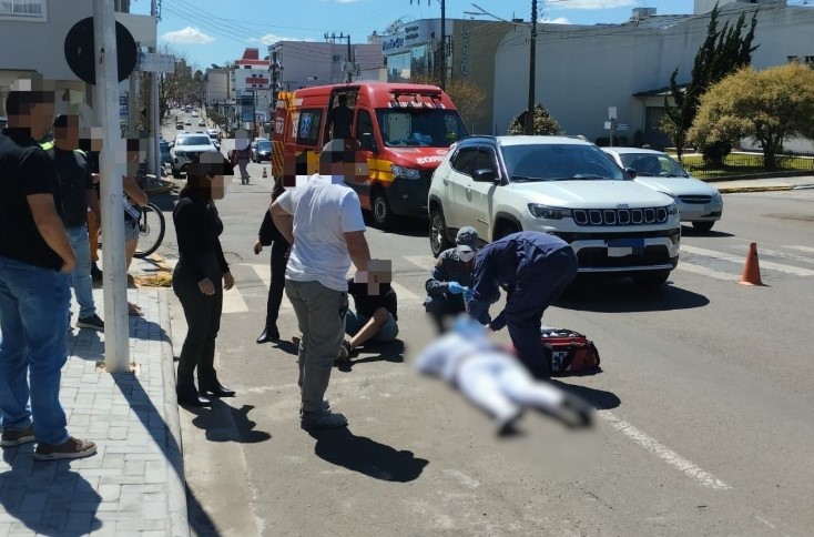 Mulher é atropelada ao tentar socorrer ciclista após acidente