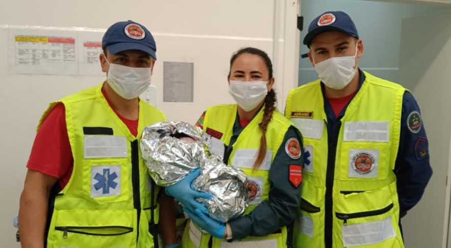 Bombeiros auxiliam em parto de bebê
