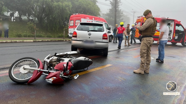 Motociclista cai após escorregar em óleo na pista e tem cabeça atingida por carro