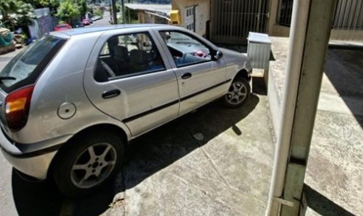 Homem é preso após furtar veículo e colidir contra muro