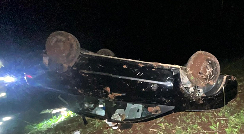 Carro capota ao desviar de animal na SC-492