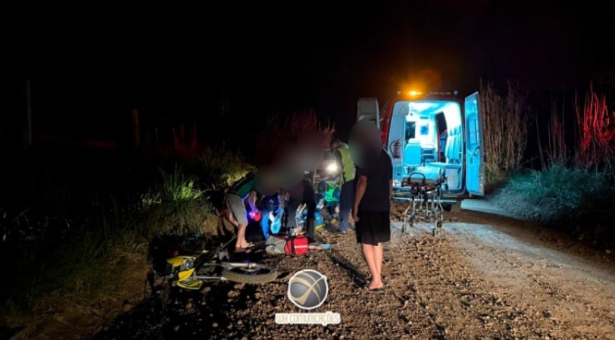 Casal sofre ferimentos graves em queda de moto no interior