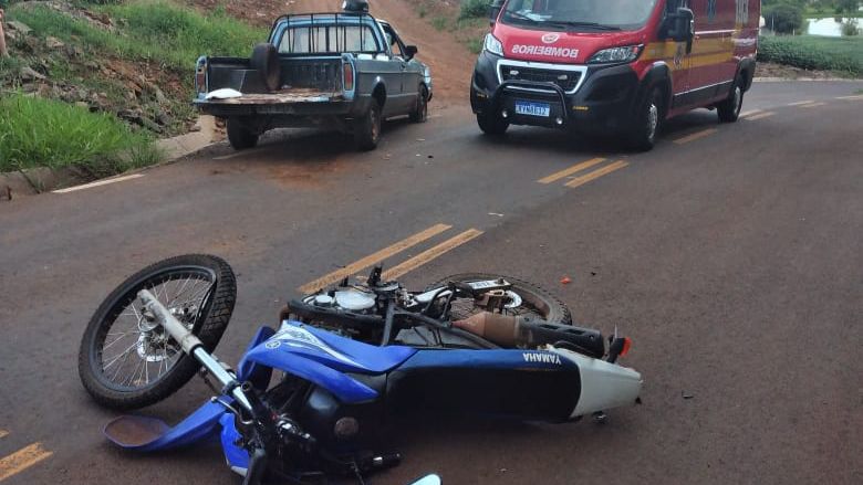 Motociclista vai parar dentro da carroceria de picape após colisão frontal